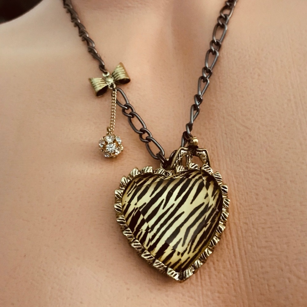 Betsey Johnson zebra heart necklace charm N19
